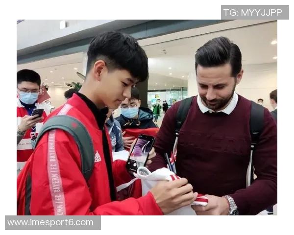 拜仁慕尼黑宣布皮萨罗启程亚洲行即将抵达成都展开活动